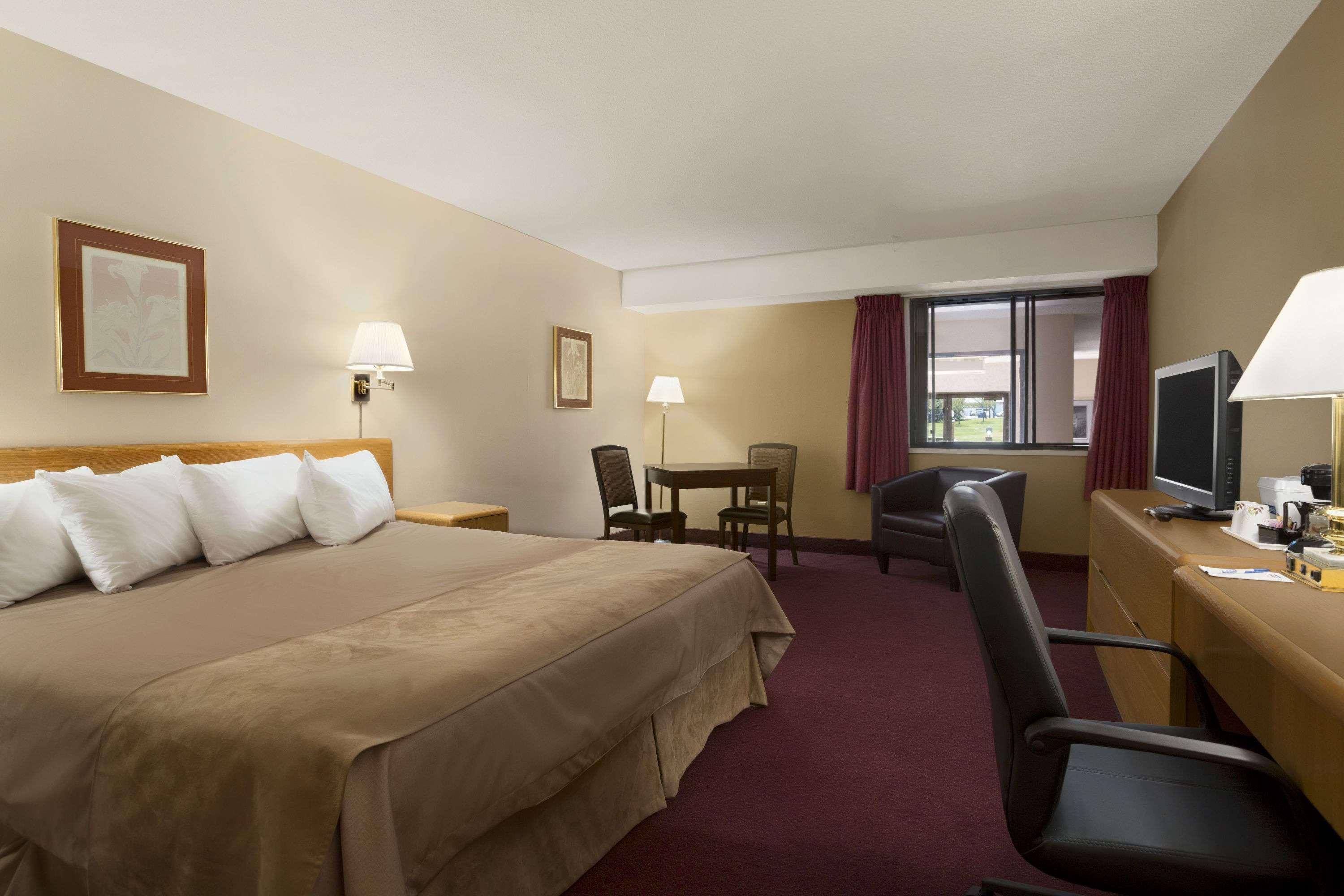 Hotel Clarion Pointe Medicine Hat Exteriér fotografie